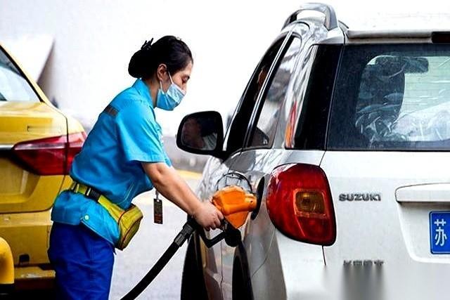 破了!真的破了!92号汽油,终于要滚回“6时代”了!听我一句劝,今晚千万别去