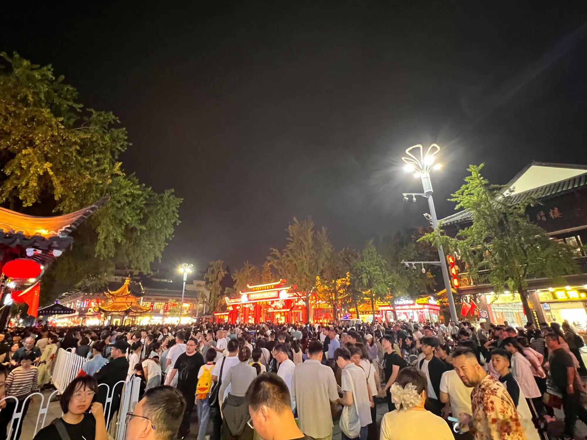 第一天出去旅游的人已经老实这人流量直接把“旅游”变成“人挤人打卡”，手机里存的攻
