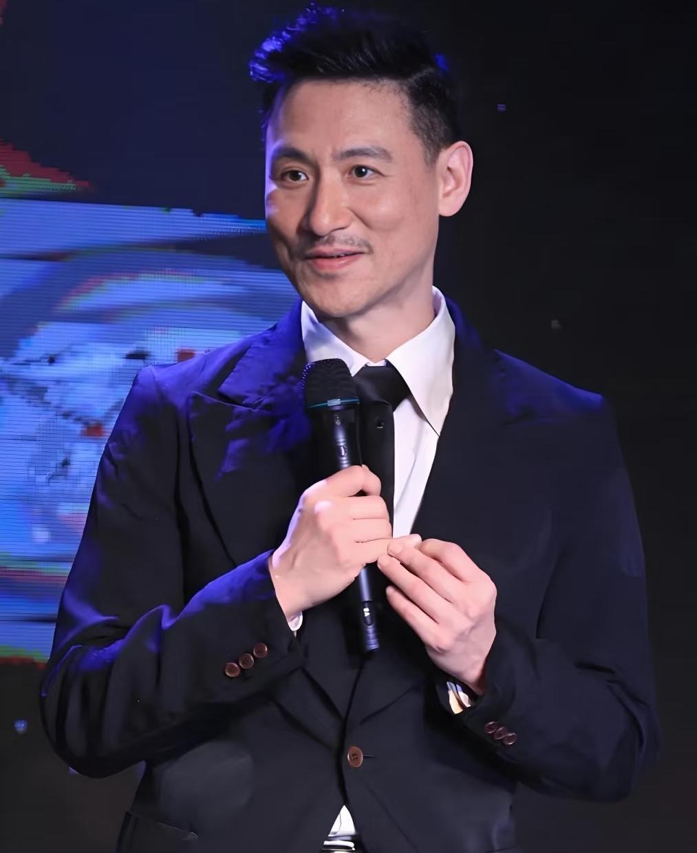 张学友带病开唱，尽显歌神担当8月31日，张学友60+巡回演唱会东莞站现场，“歌