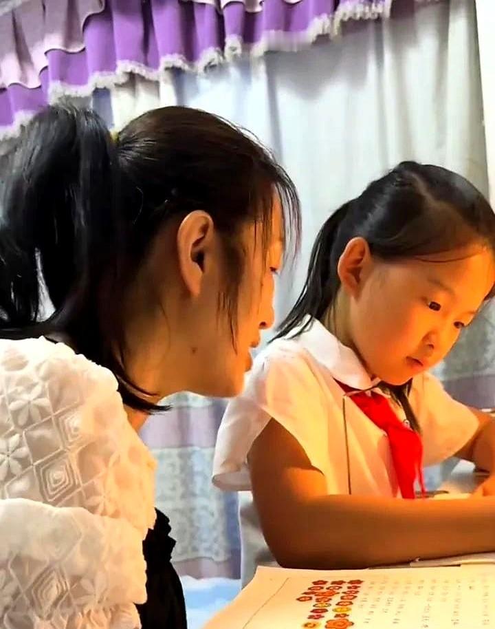 谢浩男妈妈突然上线发糖了！随手刷到她的最新动态，正在教小妹写数学题的画面看得