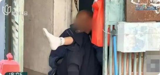 上海，86岁老人在楼道住了几个月，向众人哭诉儿子6年前去世，儿媳妇骗走房子将他赶