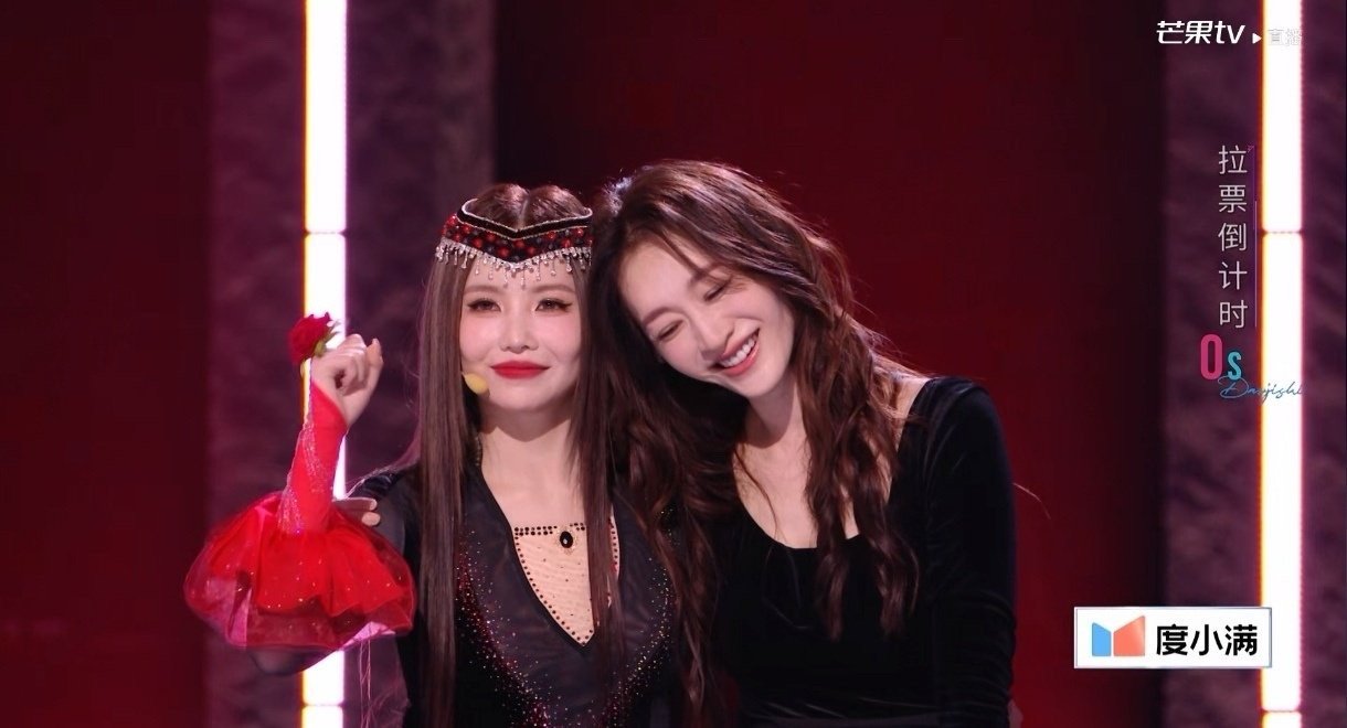 李小冉初舞台化身高定黑天鹅，优雅到骨子里，气场全开！李小冉初舞台高定黑天鹅李小冉