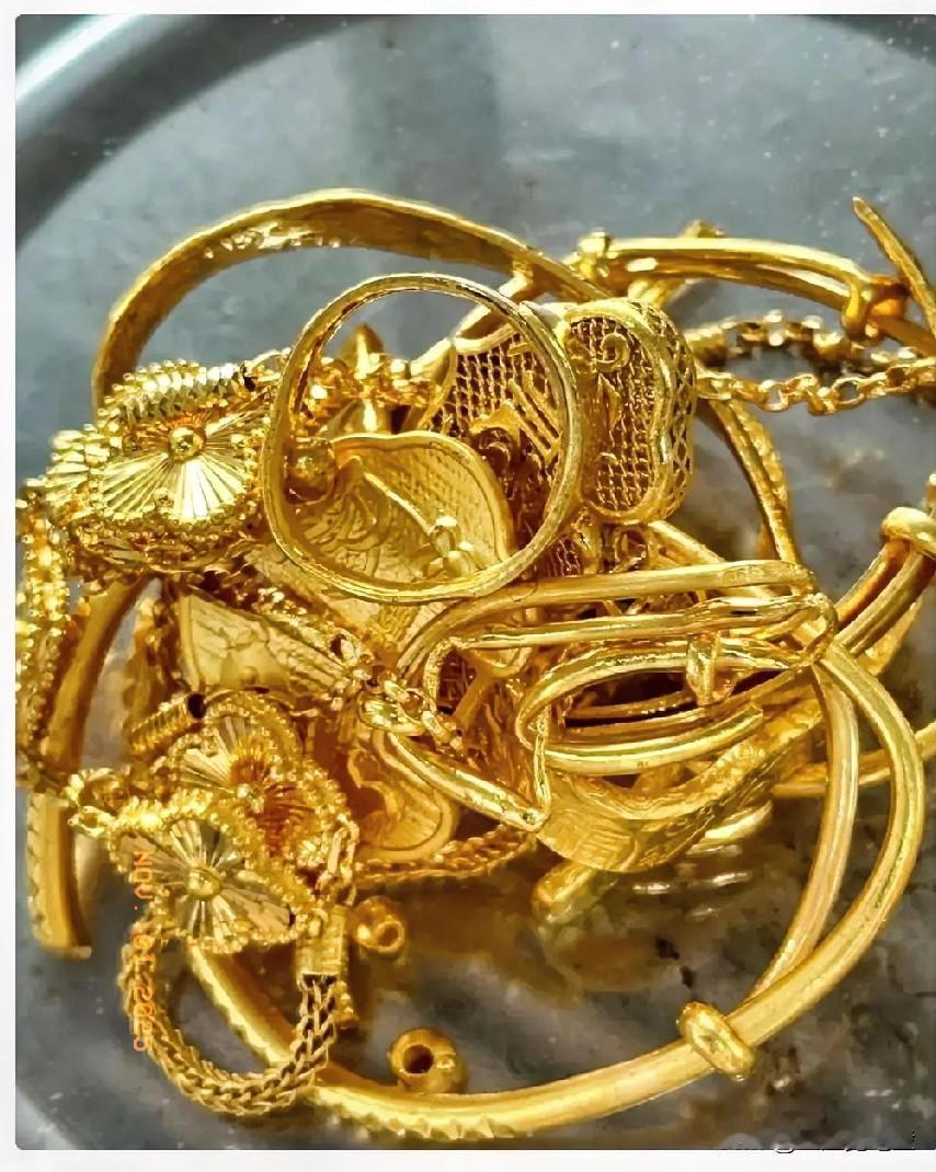 手里有黄金的天塌了。同事徐叔，手里有300g的黄金，上个月涨的1000的时候