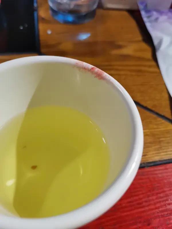 很多人觉得领导更喜欢油嘴滑舌的，因为他们会投其所好。我有个朋友嘴特溜，汇报工作能