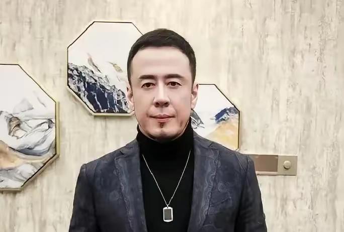 杨坤昨晚在沈阳开唱，开场不到半小时突然把耳机一摔，冲着空荡的看台吼人都去哪了，随