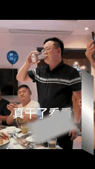 大哥太猛了这不是喝酒这是在玩命啊！[无奈吐舌]