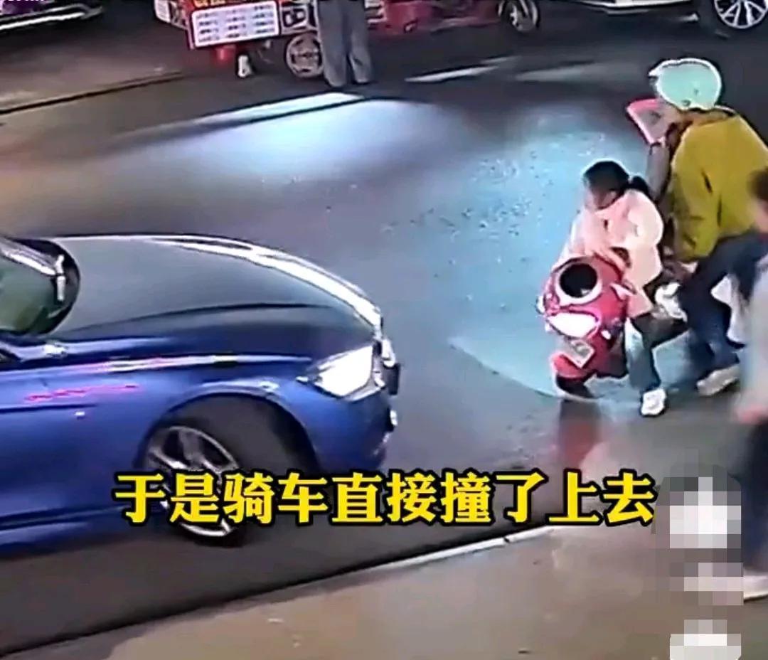 大家评评理，谁对谁错？一女子骑电动车接小孩，前面已经坐了一个小的，等大的孩子出