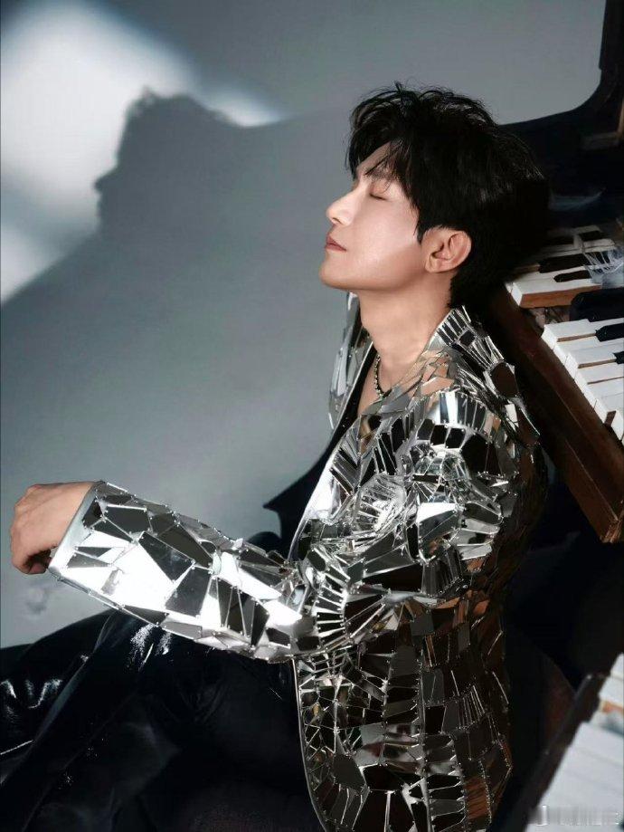 陈楚生招摇真来了陈楚生招摇上桌等了这么久终于等到陈楚生唱招摇的现场，耳机里循环了