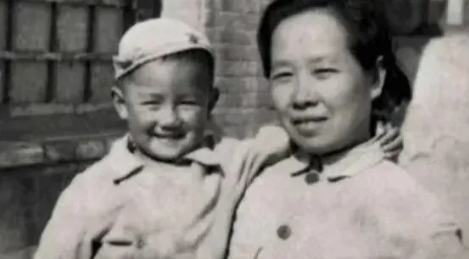 1937年，地主王学文刚出门，就看见门口躺着一女兵。他见四下无人，一把将女人扛回