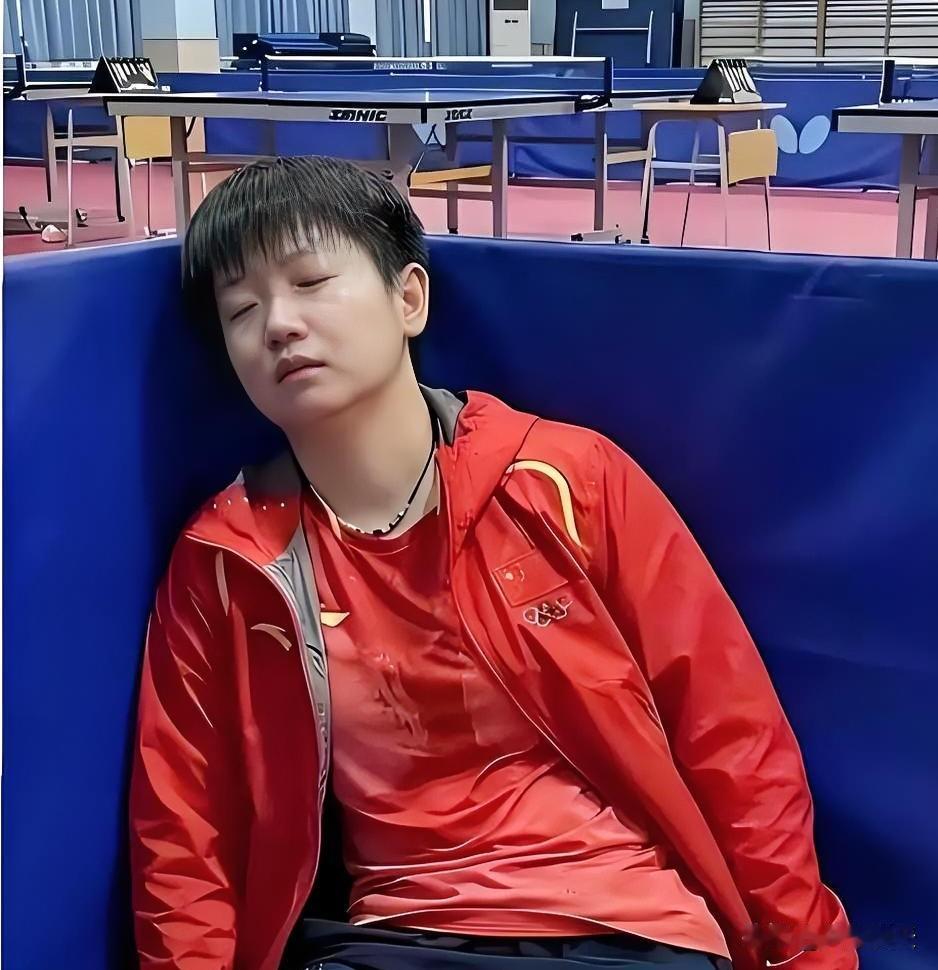 瞧瞧，孙颖莎都累成啥样子了。随便一个地方，都能睡着。孙颖莎的训练量大到什么程度
