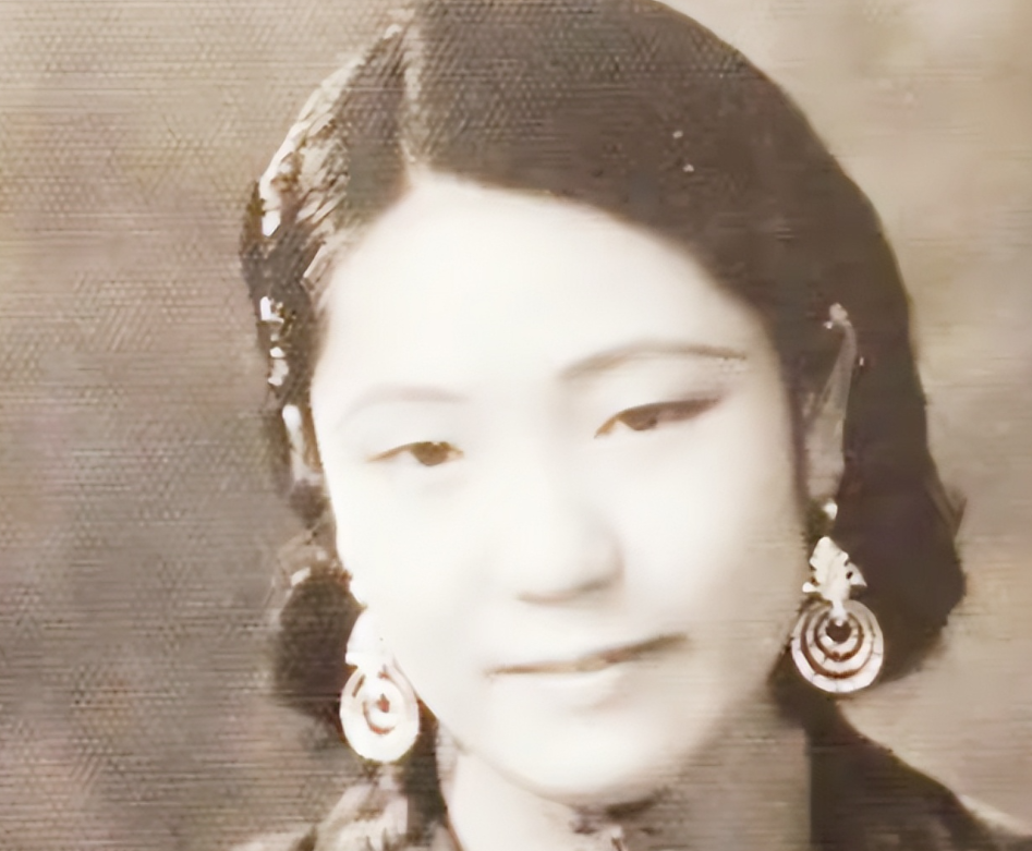 1918年，她因生不出儿子，被一纸休书赶出家门；娘家嫌弃她，不让她进门；再婚后，