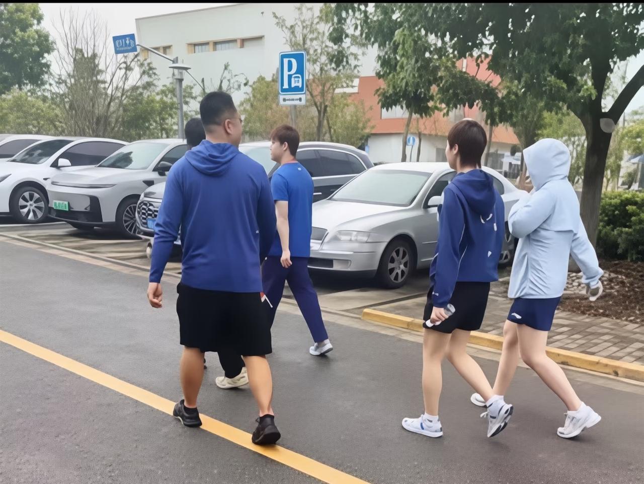 今日北京出发落地上海的王曼昱，到达上海崇明岛训练基地，曼昱就已经和体能教练周立一