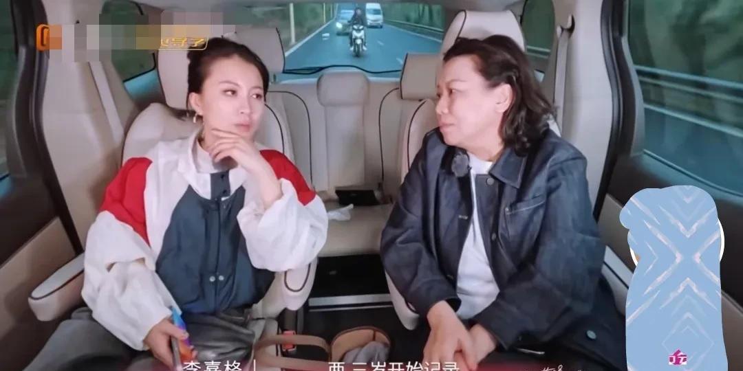 李嘉格从女儿2岁左右的时候，就做自媒体。她每天在家都把自己和女儿的生活日常拍