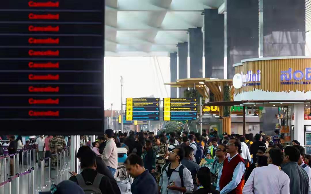 韩国女子被印度机场地勤工作人员忽悠进厕所，当时地勤人员以她的行李存在问题为由把她