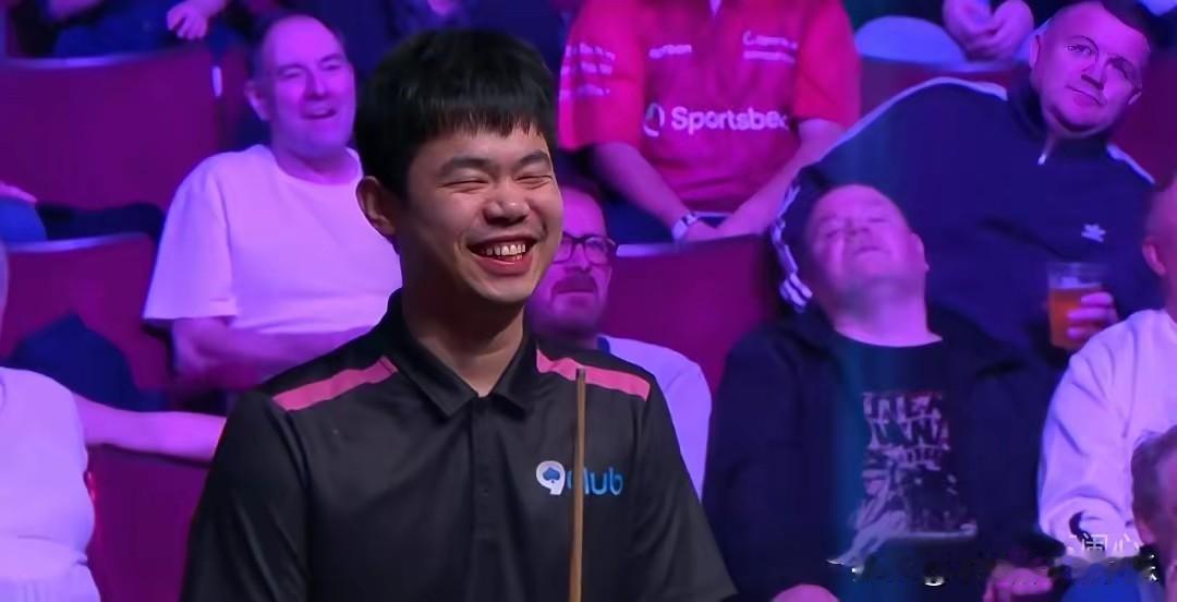 袁思俊又笑了！刚结束的斯诺克单局限时赛的16强争夺中，中国选手袁思俊72：36