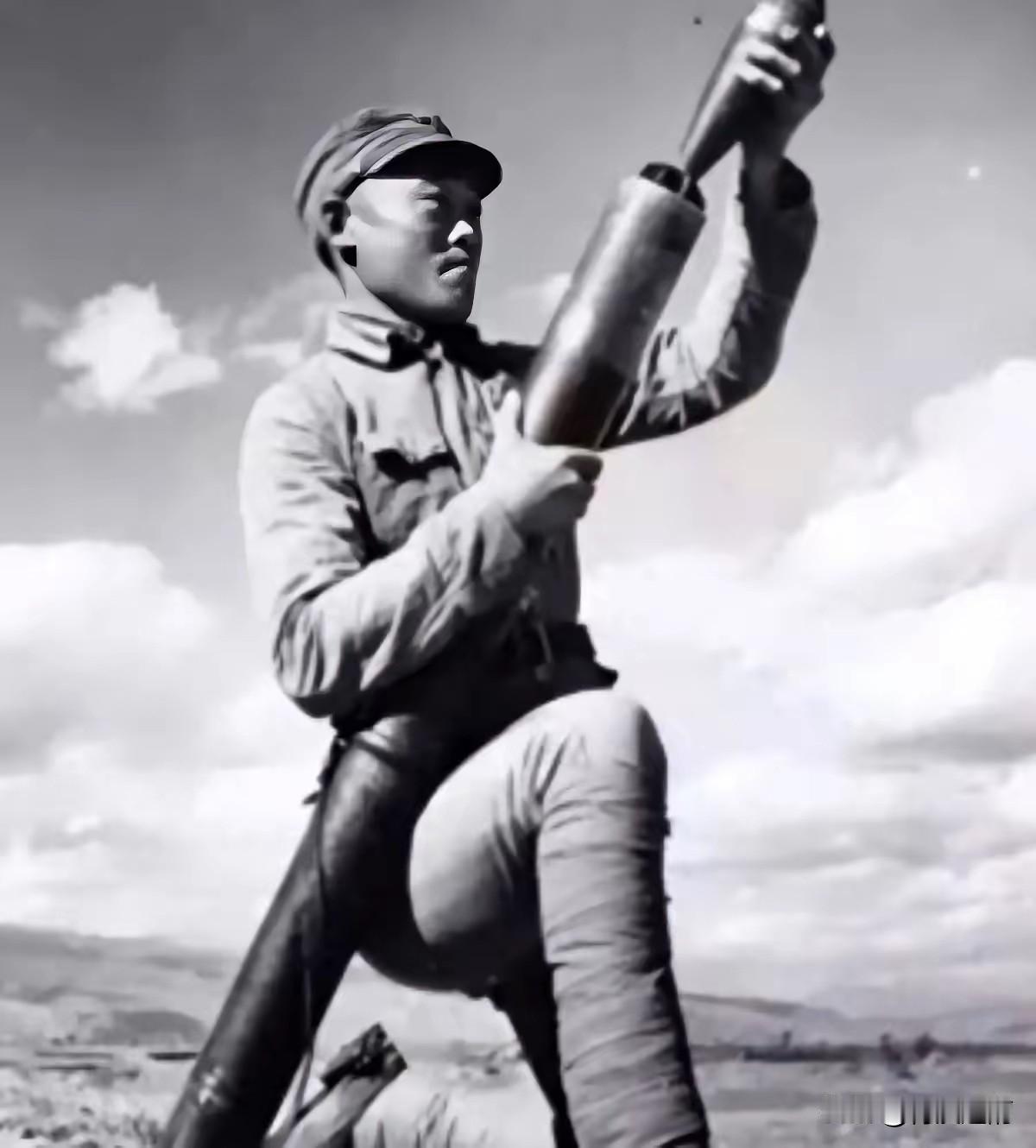 1945年，在山上休息的迫击炮手陈宝柳，忽然发现30多个日军和几个女人，正在不远