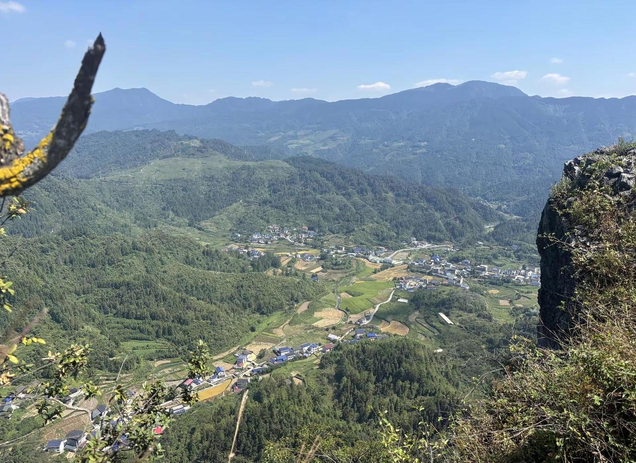 你见过天门山背面的风景吗❓避开喧嚣人群，徒步攀登后山，看见山峰最原始、最震撼的模