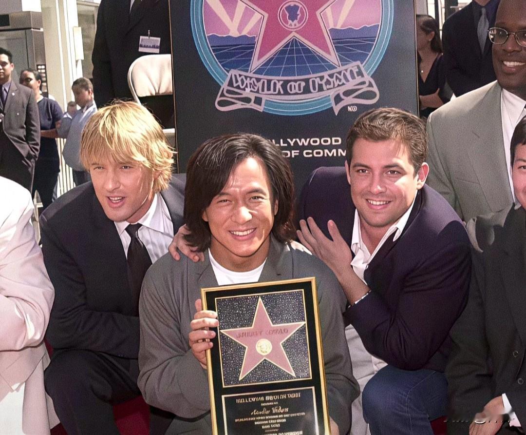 成龙大哥长头发还挺帅的！