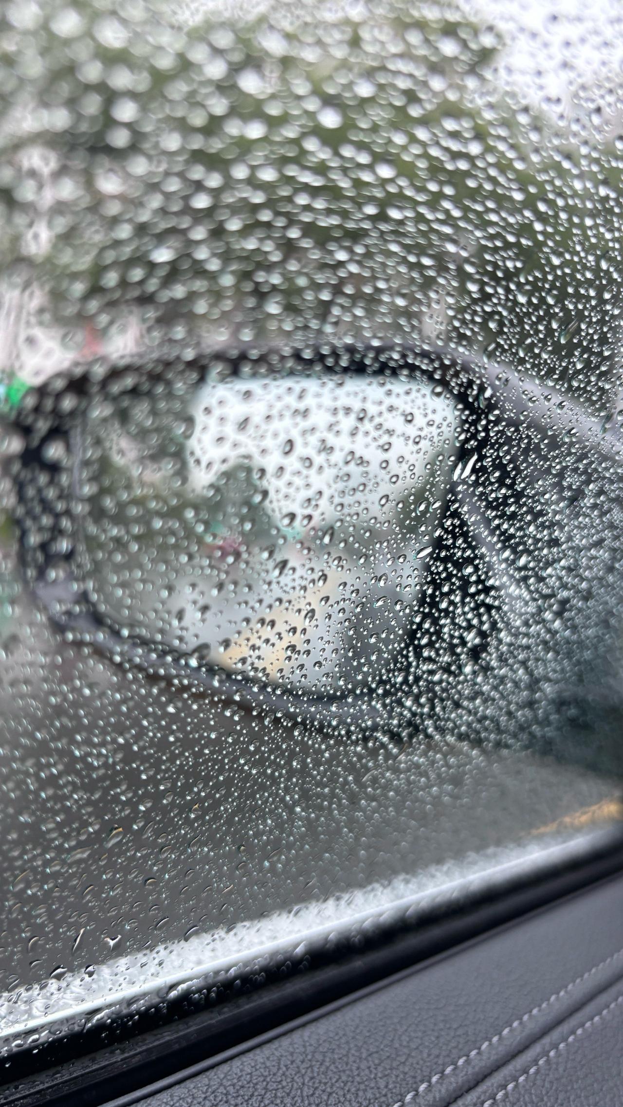 北京从后半夜就开始下大雨，到现在一点要停的意思都没有，我坐在家里都能明显感觉到一