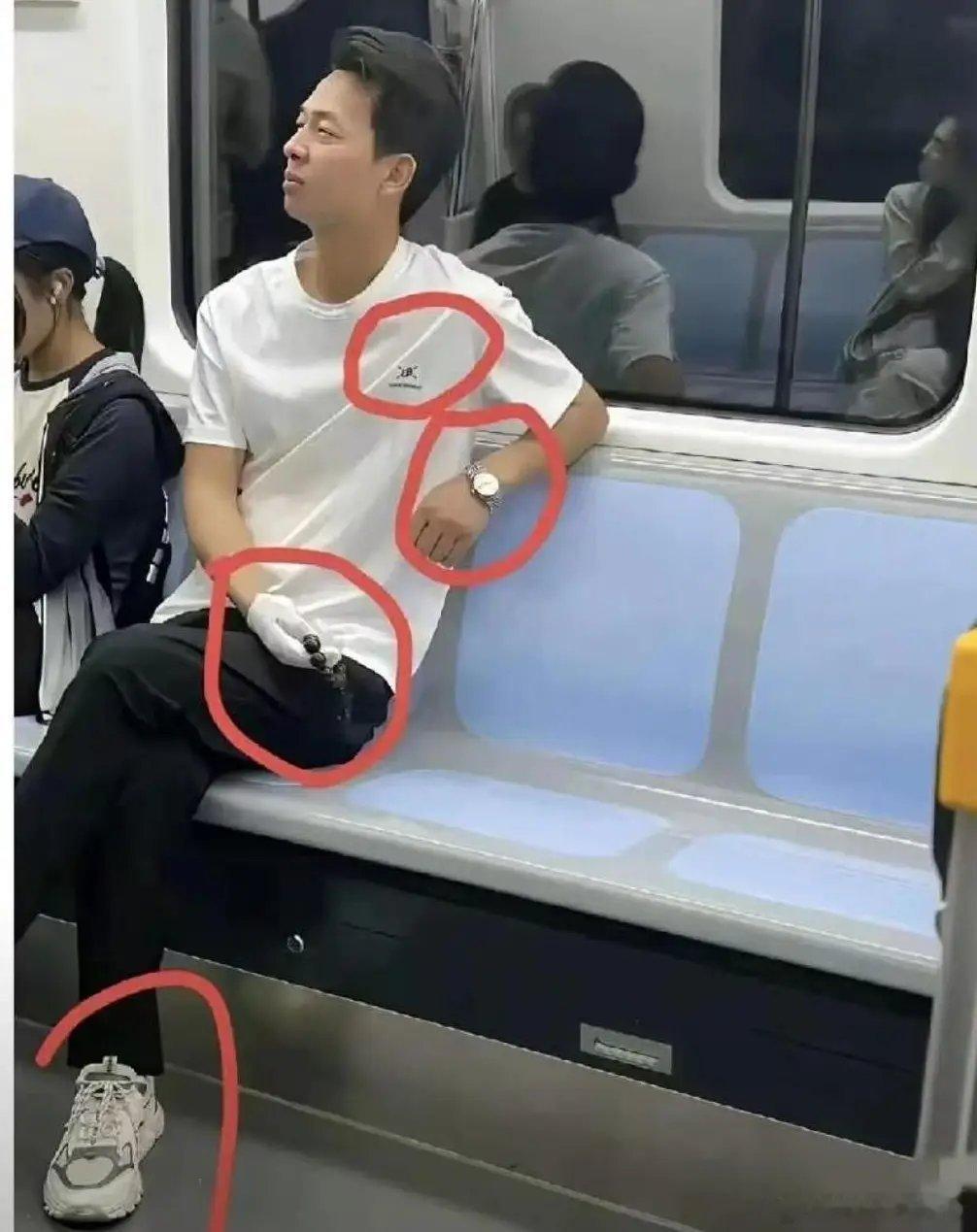 一眼就看出是有钱人，这成功人士也挤地铁？