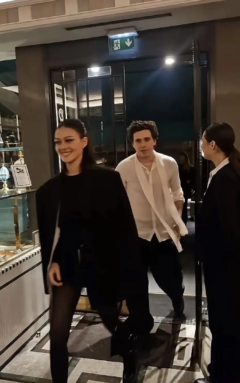 贝克汉姆的儿子布鲁克林，居然在夜店给老婆妮可拉当跟班？这画面太颠覆了！这哪里