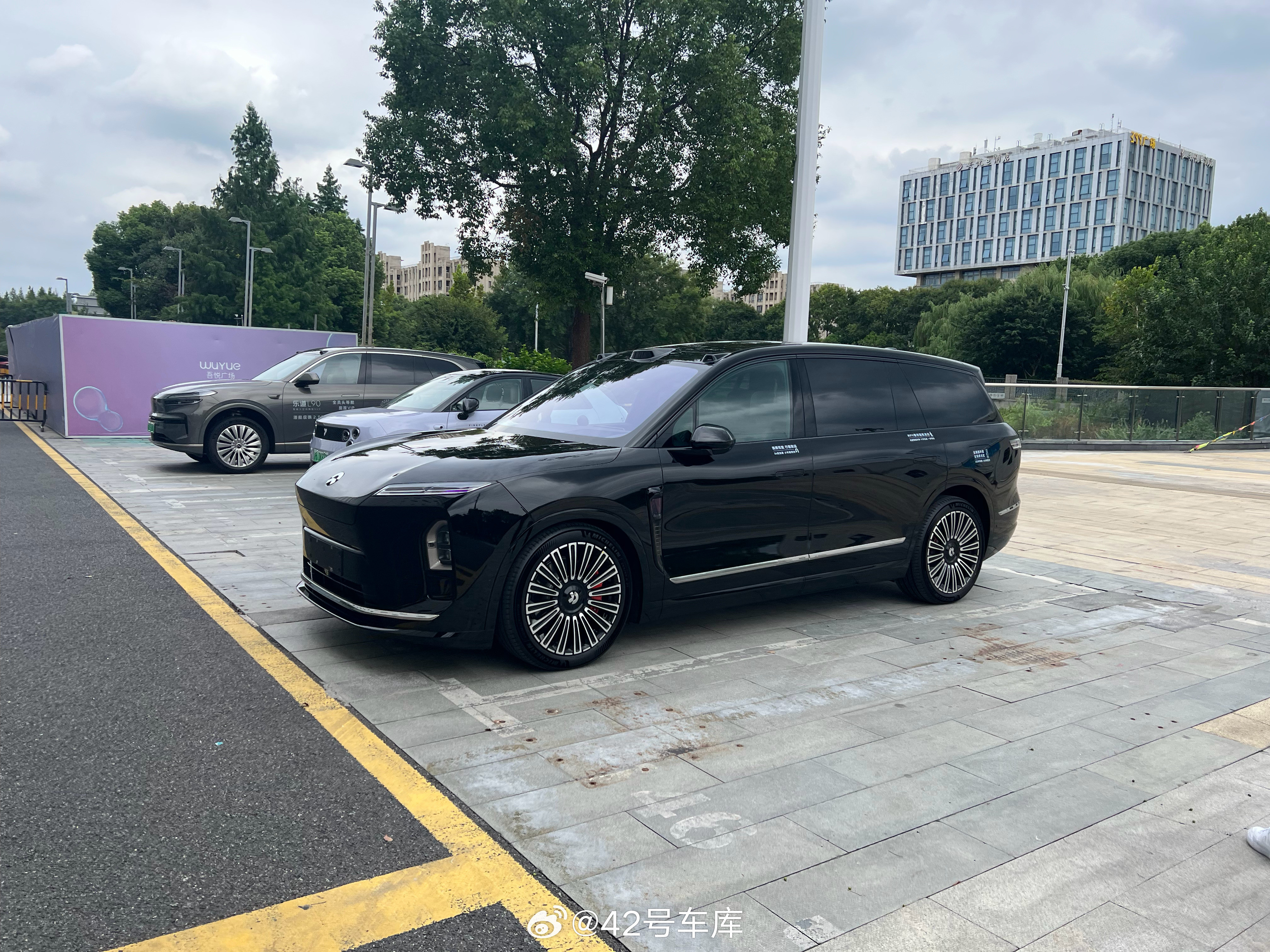 新ES8大家都去试驾了吗，今天去简单试了一下，这辆车属于开起来又舒服又稳的风
