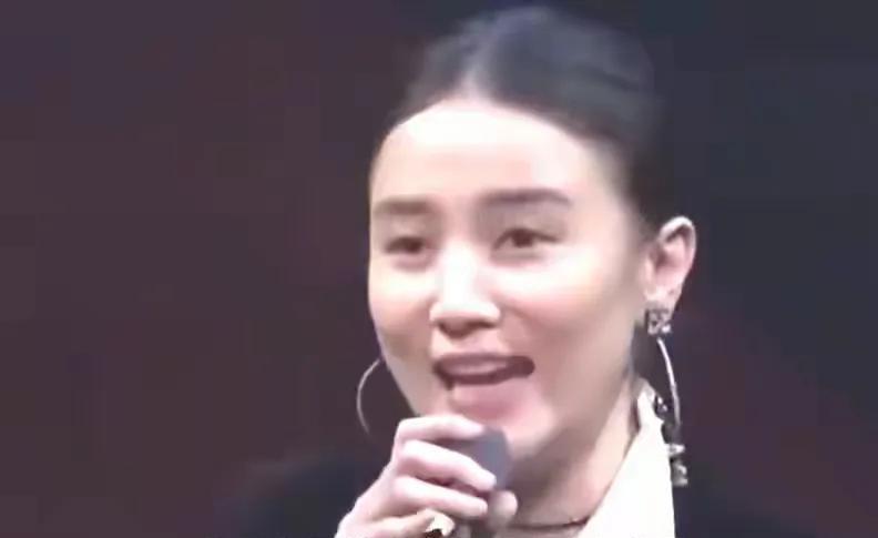 现在回看6年前海清呼吁“导演、制片人多给中年女演员一些机会”的发言，依旧觉得很是