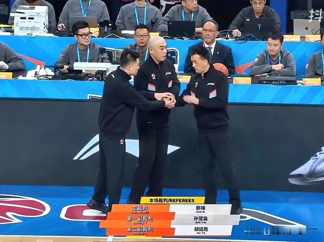这个世界我最想不通的人，就是CBA的裁判了，3个技犯和1次犯规，裁判却给了