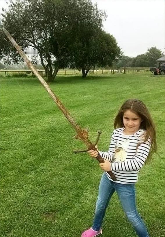 2018年，瑞典一名8岁的小姑娘在湖中游泳时，突然被湖中一个硬物绊住，当她将它拔