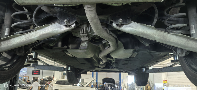 去保养，底盘不错，减震一般5wkm，去保养了，满车间的探险者，眼馋。展厅没几个