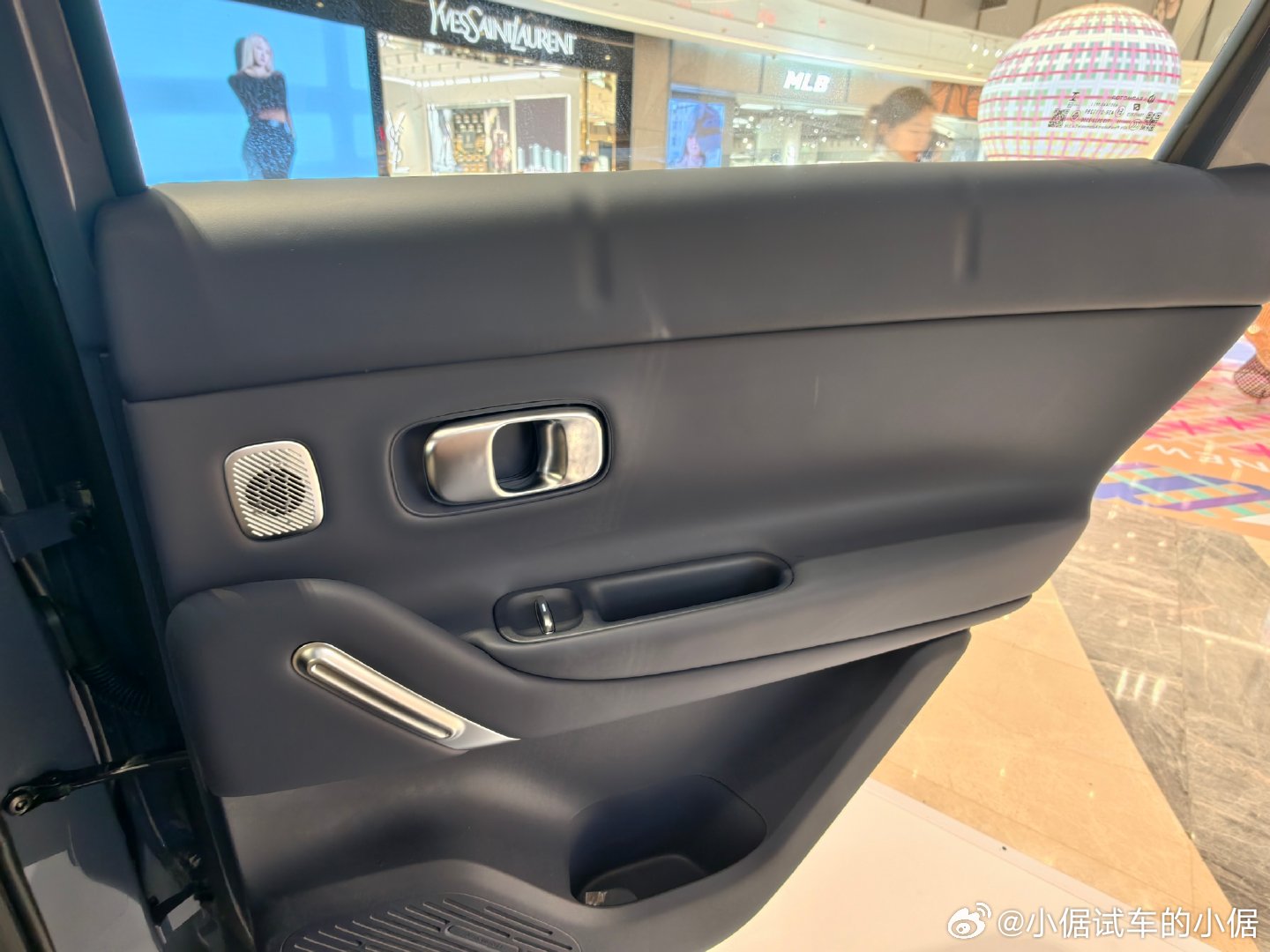 在商场见到零跑汽车的摊位，就摆两台A10新车。有一说一，几万块的小车，四个门板都