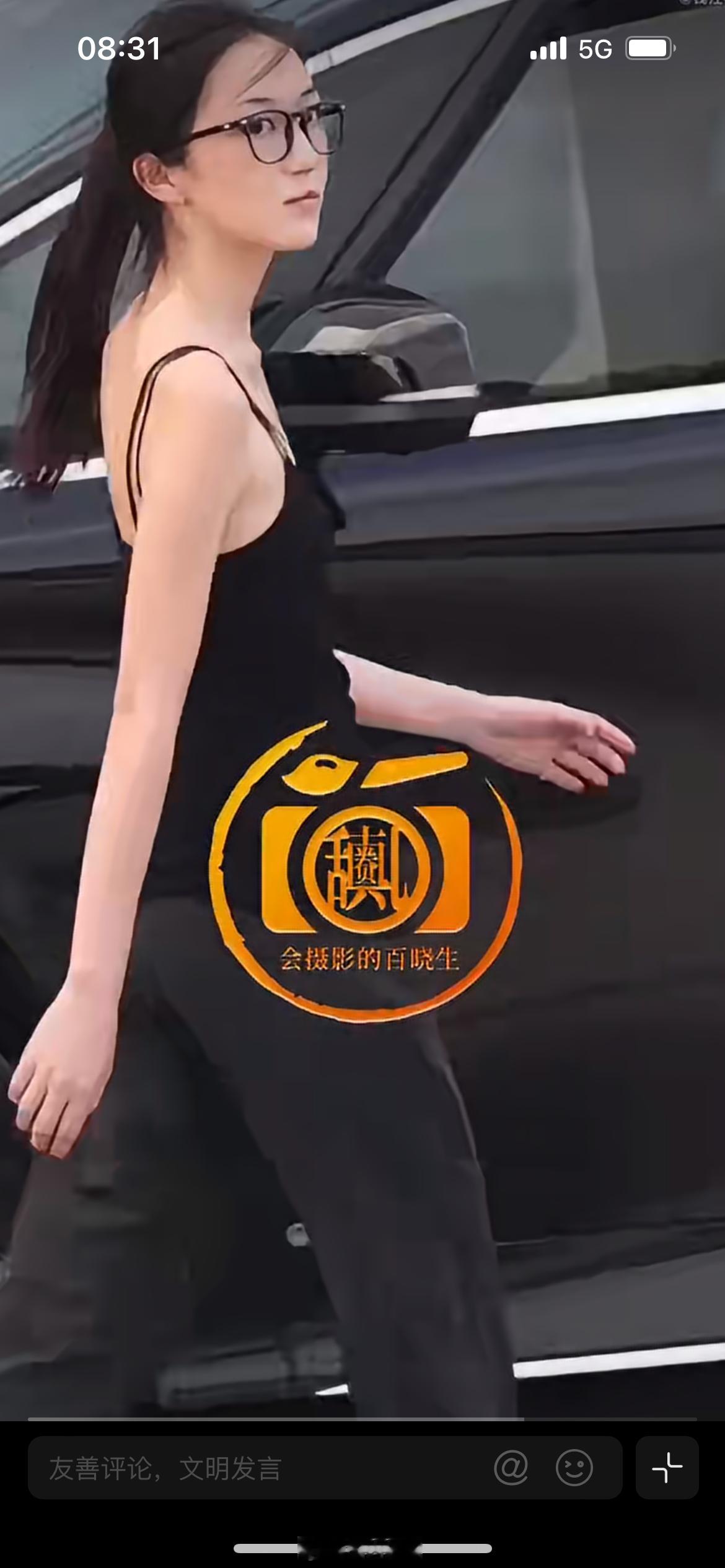 李嫣几乎看不见唇腭裂修复痕迹，李嫣近期路人饭拍与公益活动，现场照片流出。历经四次