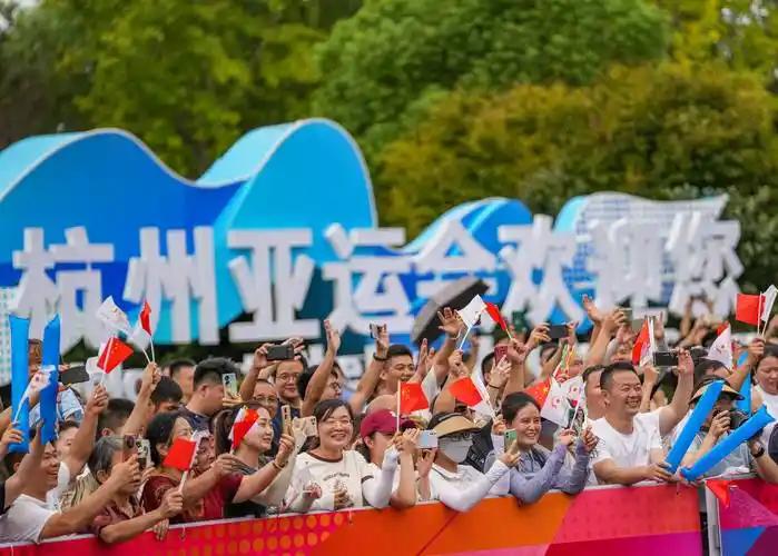 杭州亚运会在我心里，根本不是一场普通的洲际赛事，更像是藏在烟火里的体育狂欢。还