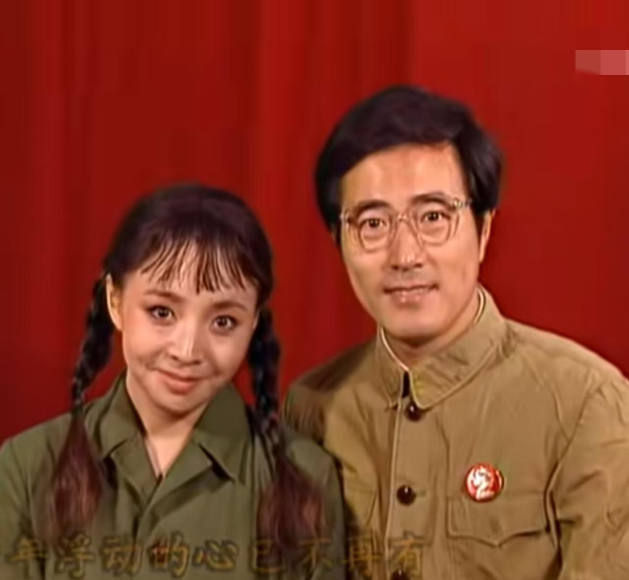 《我爱我家》这剧，现在回头看，简直是顶级的人间讽刺。导演英达，一边拍着“阖家欢