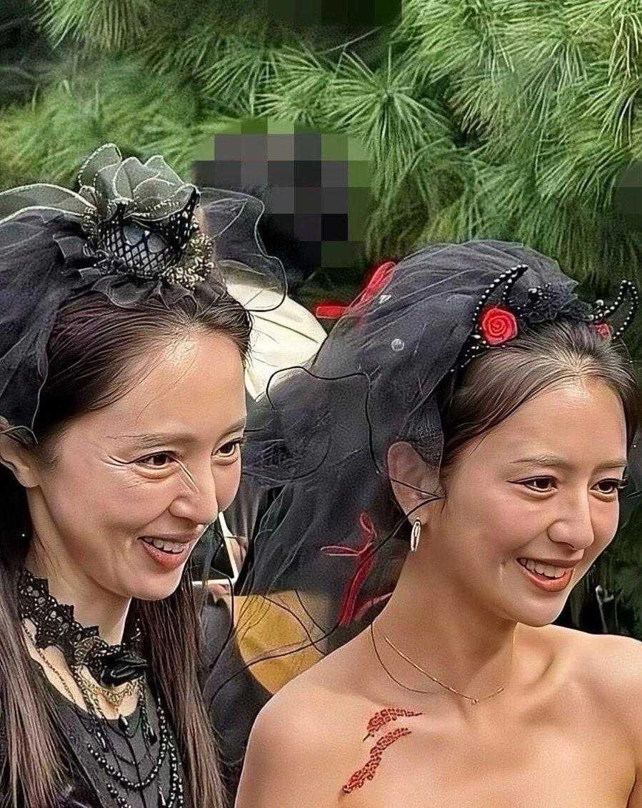 董璇佟丽娅素颜曝光，看清精修滤镜下的真面目董璇与佟丽娅素颜同框刷屏，二人五官相
