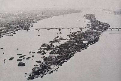 1977年湖南长沙的橘子洲头，现在橘子洲这一块整体变成景区了，居民全部搬走了，长