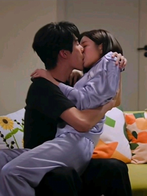 陈妍希周柯宇这个坐腿吻绝对不是借位吧，看得人面红耳赤的，好火热