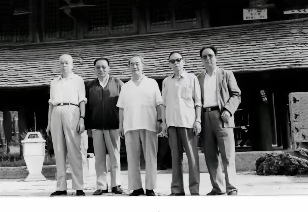 一张珍贵的80年代戍边将领合影，读懂老一辈守疆初心八十年代，时任兰州军区副