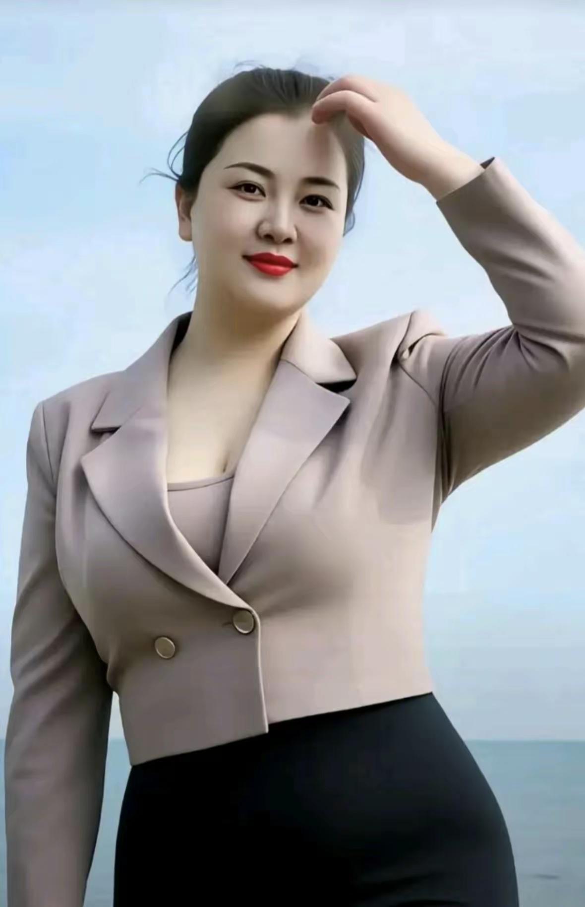 不少网友看到这首小诗，纷纷探讨末尾那句“张扬影响舆论场”究竟合不合适，短短四句小