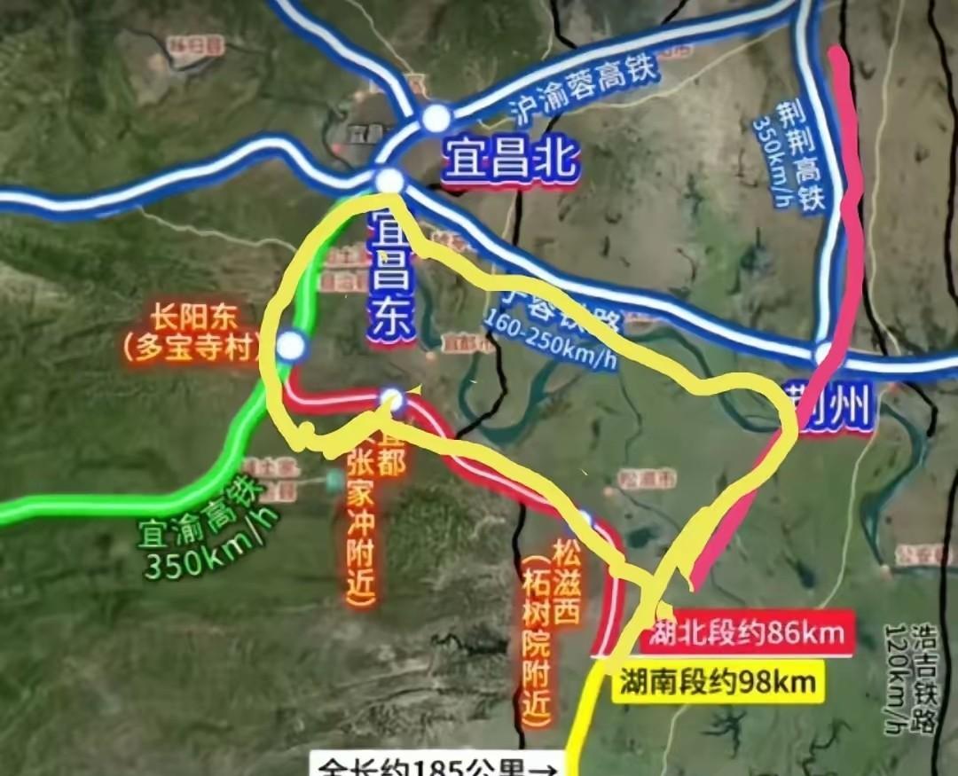 荆州，要塞之地啊！近年来，沿江高铁、呼南高铁皆绕道而行。这两条线路本应在荆州十字