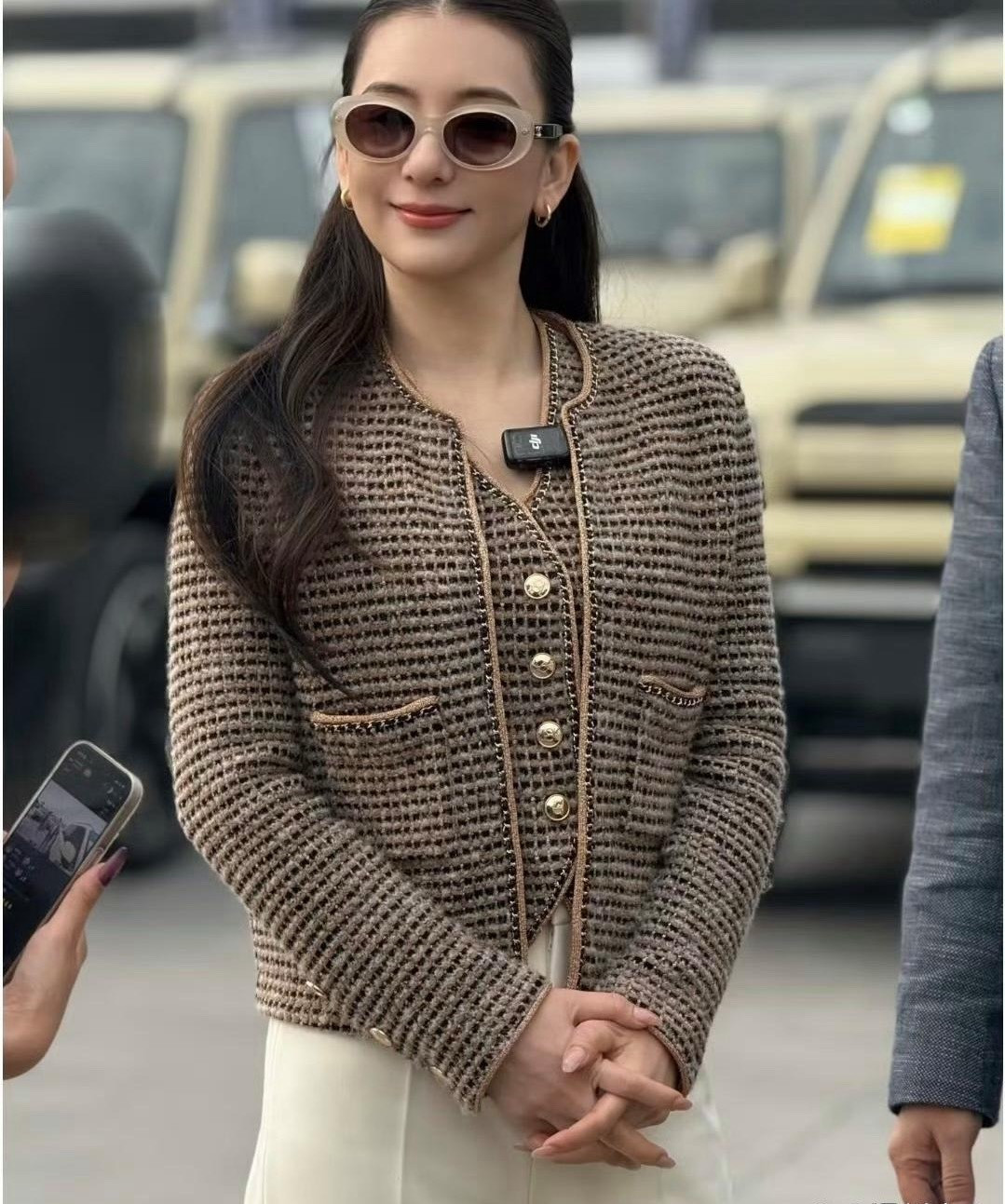 郭天王嫂方媛参加线下活动，她头骨优越，皮相上镜。妈生脸就是好，这么贴头皮的发型都