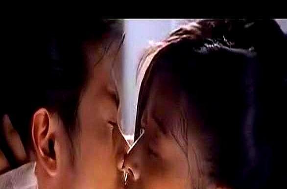 拍吻戏前，他故意吃了半头蒜。19岁的蒋欣攥着剧本，手指发白。那是她的初吻。