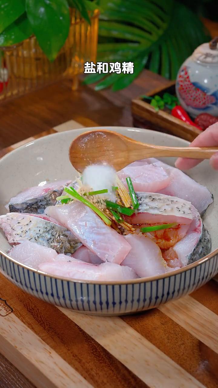 香酥鱼块。晚上下班不知道吃什么，那你一定要试试这道香酥鱼，香辣酥脆，下酒又下饭