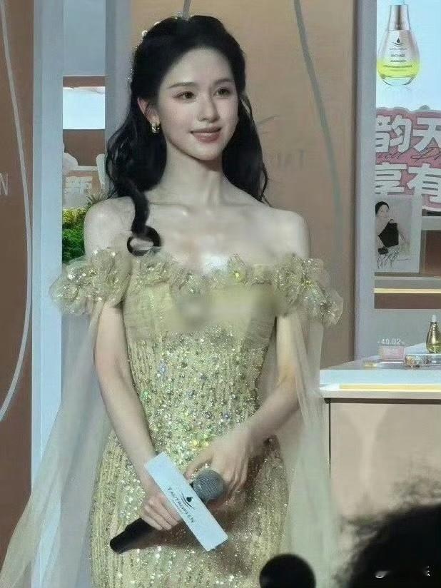 陈都灵现实中好恐怖啊……原相机没修还这么白白嫩嫩