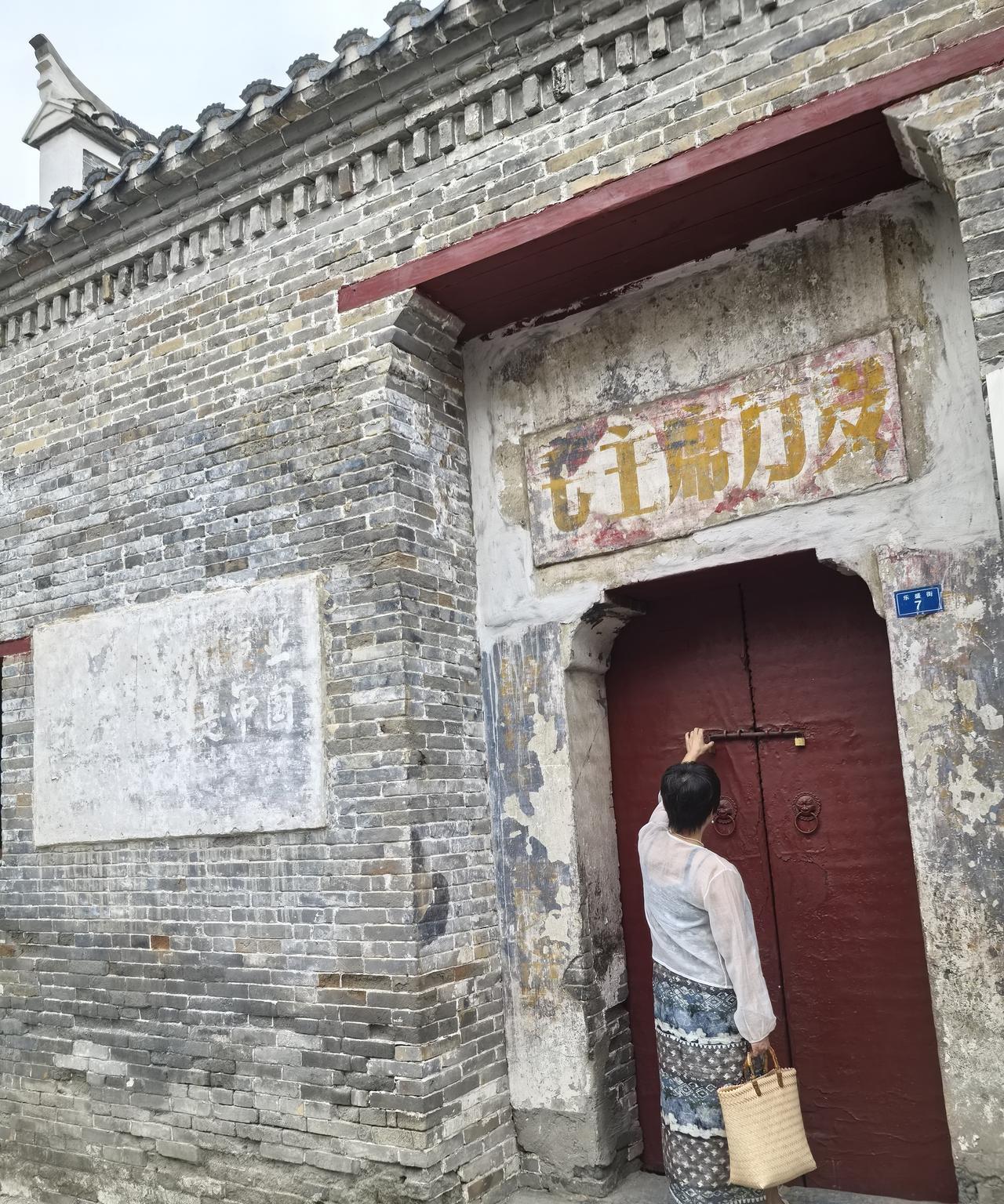 这个年代还能在湖北老河口街道的墙上看到“毛主席万岁”字样，确实惊奇。不知道这栋房
