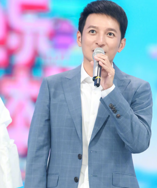 湖南卫视发布配文“好久不见，欢迎回家”的人。不是何灵老师，也不是汪涵老师，而