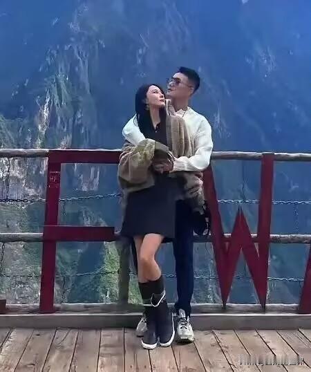 张馨予为什么会看上何捷？原因很简单，不是因为他出身好，也不是因为他长得帅，而是