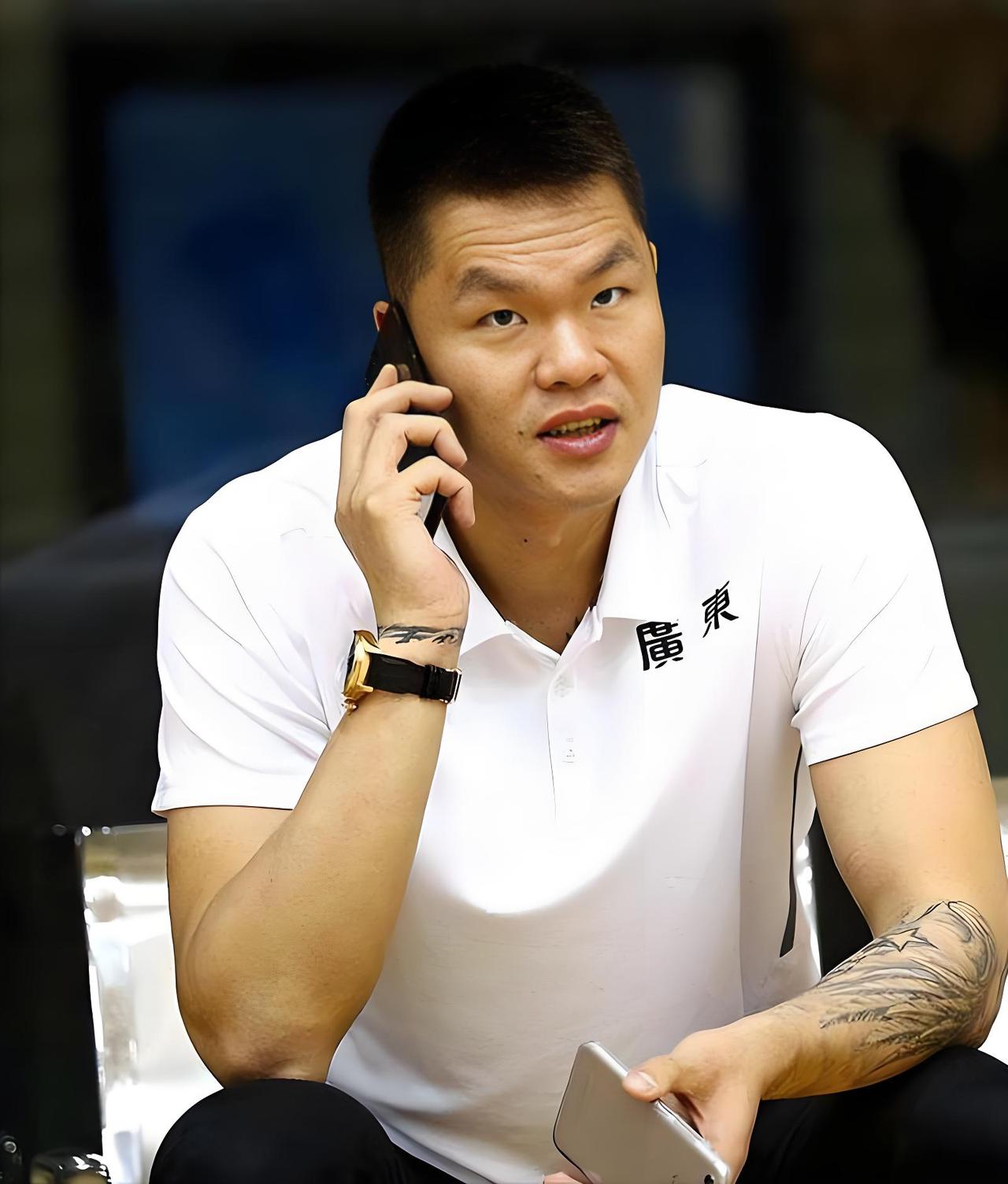 朱芳雨爱莫能助！看着怀特塞德拿到26个篮板，场边观赛的朱芳雨若有所思！这位广东