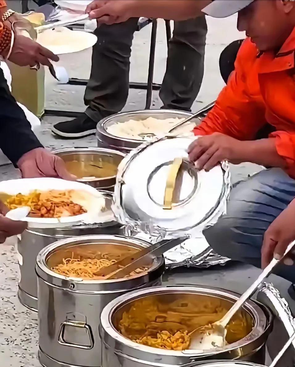 印度人在西藏的旅游景区销售食物，有关部门应该出手了。据博主介绍：中国刚刚向印