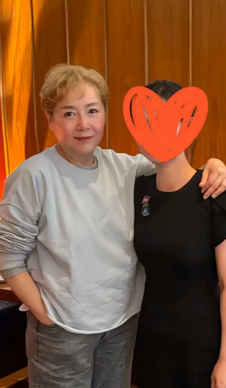 67岁的恬妞在加拿大被偶遇！金色卷发配灰卫衣牛仔裤，这一身街头风直接把年龄感砍半
